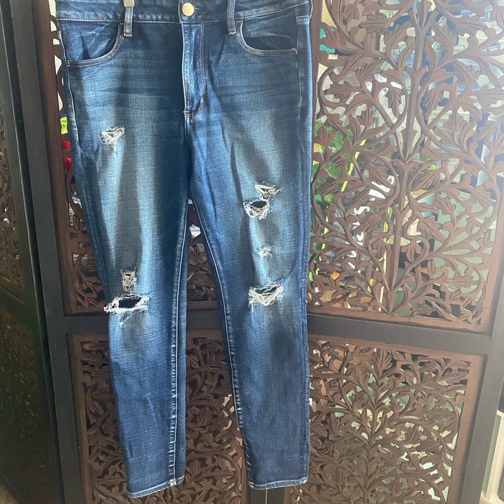 American Eagle Hi-Rise Distressed Jegging